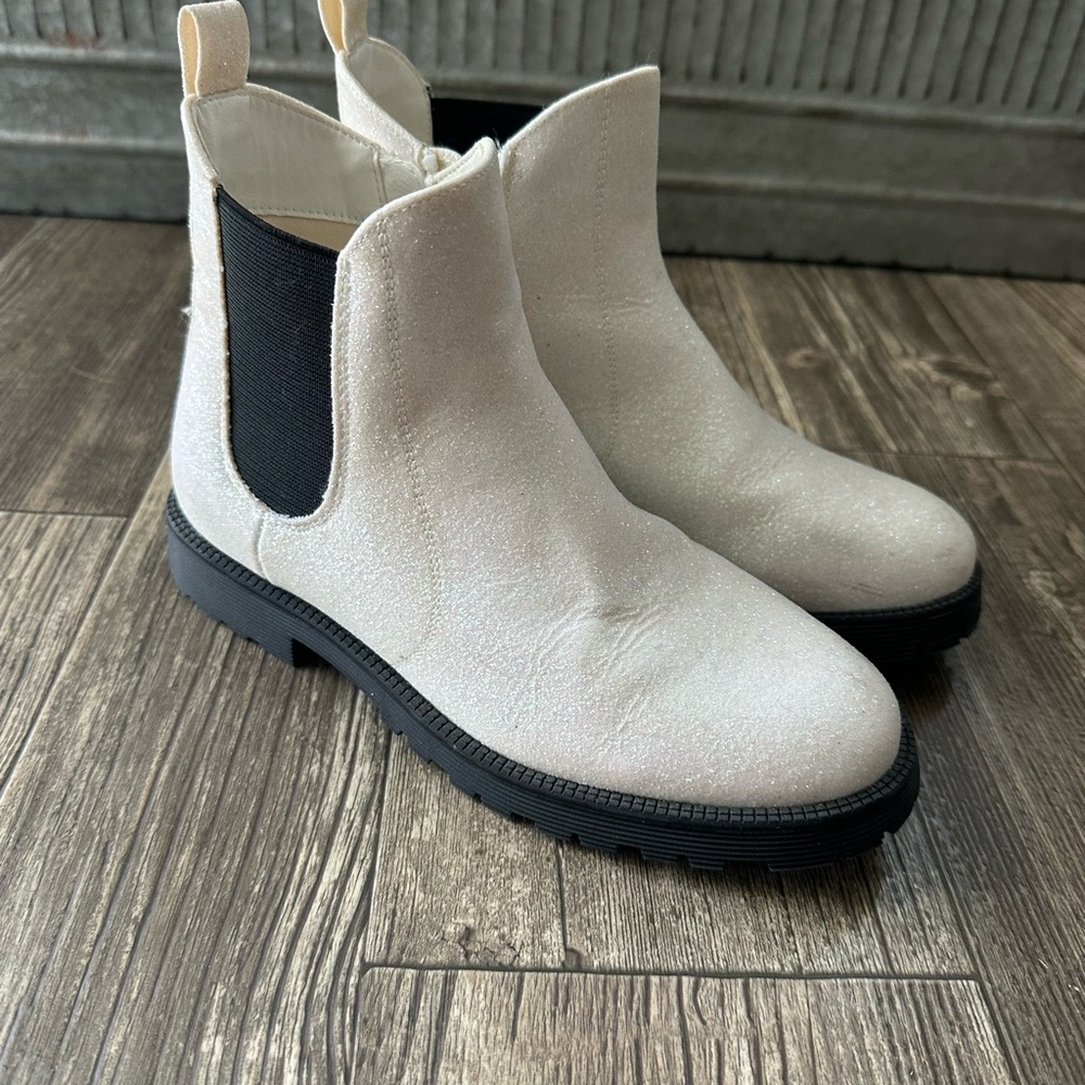 Mia Shoes White Boots with Black Accents